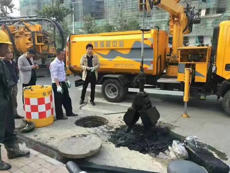 越城街道：网格员化身“清道夫”，为民解忧疏通“堵心”化粪池