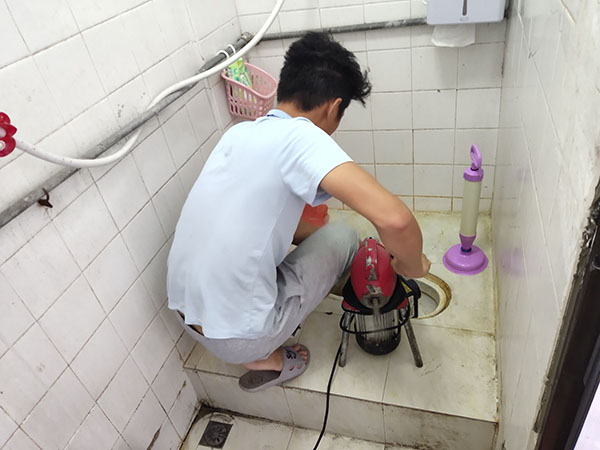 越城肥皂掉到马桶里把马桶堵住了怎么办？马桶堵住了怎么办