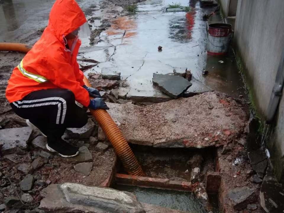 越城专业清理污水池 炜誉市政以规范流程守护城市 “肠道”