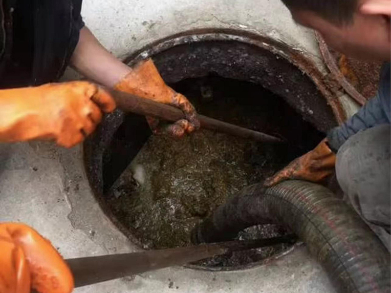 越城清理化粪池时如何避免沼气的危害？